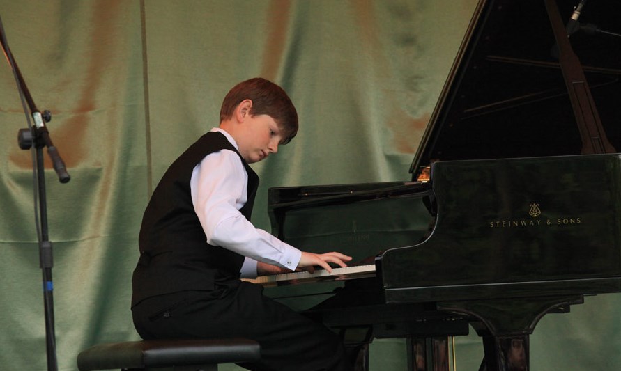 Cho con thi các cuộc thi quốc tế để tô điểm hành trang du học: cần tỉnh táo!